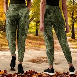 ATHLETA BROOKLYN LIGHTWEIGHT JOGGER IN SUMI MARBLE GREEN SIZE 10